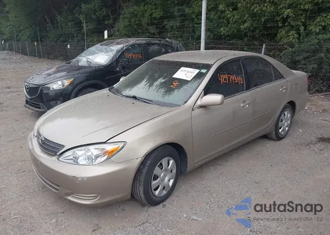2004 Toyota Camry Le z USA, uszkodzony, nr VIN 4T1BE32K54U324257
